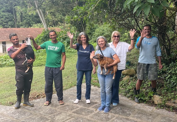 Equipe do Grupo Estimação / SOS Animal com animais resgatados